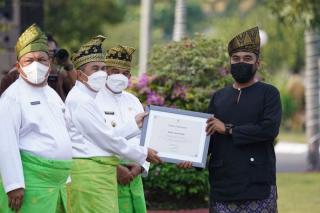 Budayawan dan Wartawan Panen Penghargaan di HUT ke-65 Riau